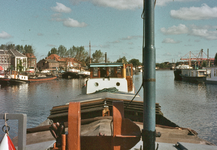 830645 Gezicht op het Merwedekanaal te Vreeswijk (Nieuwegein), met links de Handelskade, vanaf het schip Woelwater.